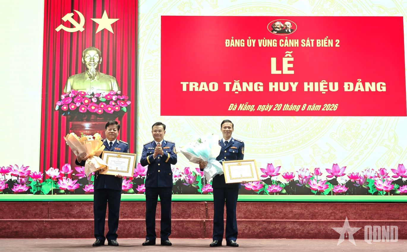 Đảng ủy Vùng Cảnh sát biển 2 trao tặng Huy hiệu 35 năm và 30 năm tuổi Đảng